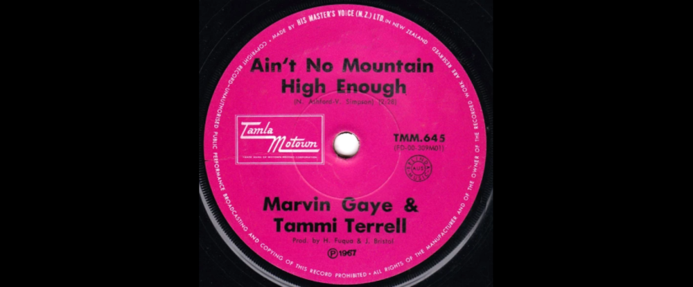 Nahaufnahme eines Vinyl-Schallplattenlabels für „Ain’t No Mountain High Enough“ von Marvin Gaye und Tammi Terrell unter dem Label Tamla Motown, Katalognummer TMM.645, erschienen 1967. Ein Klassiker, der wie ein Gospelchor klingt, der zeitlose Liebe und Einheit widerspiegelt.
