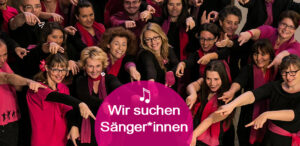 Eine Gruppe von Menschen in Schwarz und Pink, die lächelnd nach vorne zeigen, lädt Sie ein, dem Graz Gospel Chor beizutreten. Textüberlagerung in Deutsch sucht lebhafte Sänger, die Teil dieses fröhlichen Ensembles werden möchten.